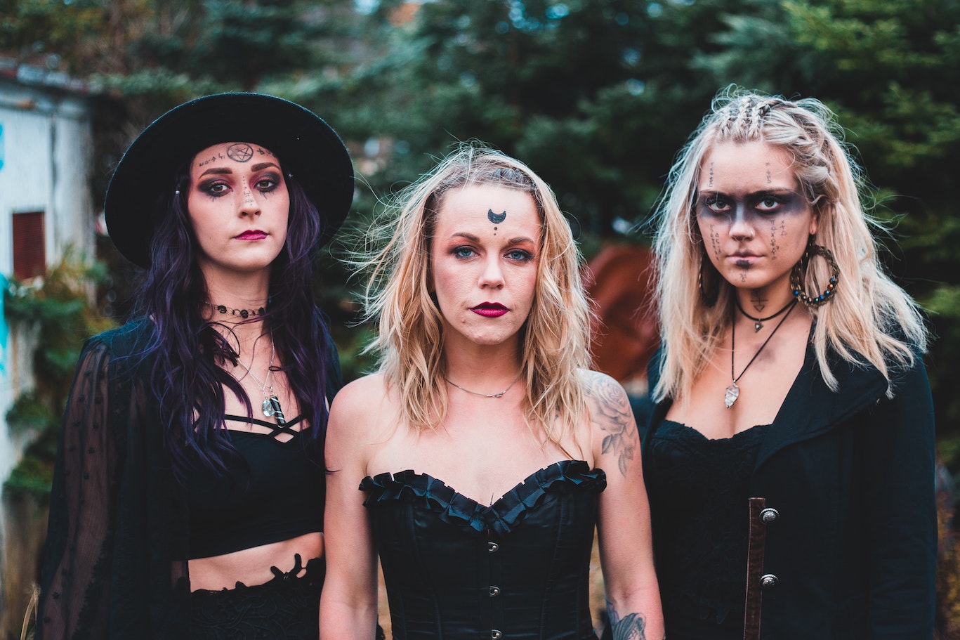 DIY Halloween-Kostüme, die was hermachen Mit einem schwarzen Outfit und etwas Schminke wirst du an Halloween schnell zur dunklen Zauberin